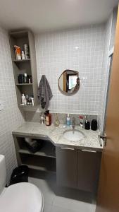 un bagno con lavandino, specchio e WC di Centro de Convenções - Smart 204 a Salvador