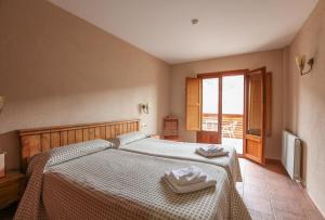 Hostal Les Roquetes tesisinde bir odada yatak veya yataklar