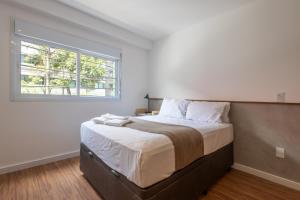 ein Schlafzimmer mit einem großen Bett mit Fenster in der Unterkunft 360 Praça da Árvore in São Paulo + 60 Fotos