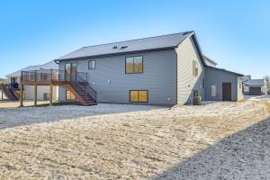 ロチェスターにあるDeck with Forest Views Modern Home in Rochester!の大家