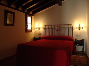 Un pat sau paturi într-o cameră la Apartamentos La Columna