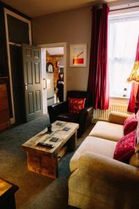 ein Wohnzimmer mit einem Sofa und einem Couchtisch in der Unterkunft Coalminer's Cottage in Gateshead