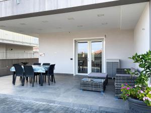 patio con tavolo e sedie di Casa Vacanze Santa Maria a Santa Maria di Castellabate