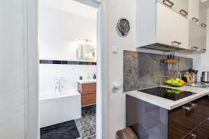 Kuchyňa alebo kuchynka v ubytovaní Castle Cozy Apartment