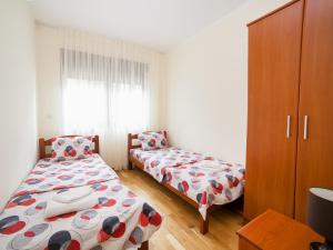 Bel&Rus Sea Apartment في بودفا: غرفة نوم بسريرين وكابينة