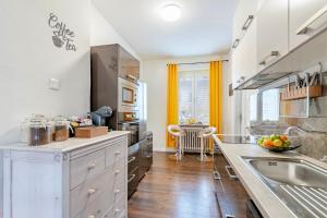 Kuchyňa alebo kuchynka v ubytovaní Castle Cozy Apartment + 37 fotografií