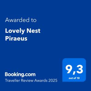 niebieskie pudełko tekstowe z tekstem przyznanym ananasowi w obiekcie Lovely Nest Piraeus w Pireusie