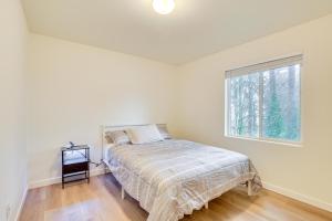 una camera da letto bianca con un letto e una finestra di Hike, Shop and More Auburn Family Getaway! ad Auburn