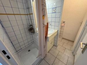 une salle de bain avec douche et lavabo dans l'établissement Appartement 4 personnes à 50 m de la plage, à Narbonne 32 autres photos