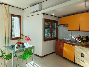 A kitchen or kitchenette at Casa al Mare con Giardino Privato