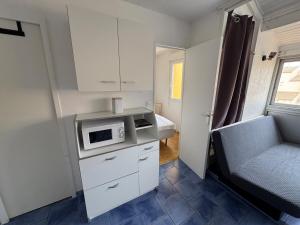 Cuisine ou kitchenette dans l'établissement Appartement 4 personnes à 50 m de la plage