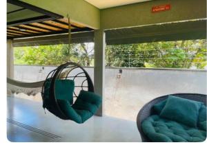 Zimmer mit Schaukel und Stuhl in der Unterkunft Casa alto padrão Rio Quente in Rio Quente