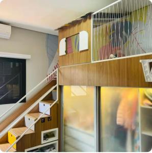 ein kleines Zimmer mit einer Treppe und einer Treppe in der Unterkunft Casa alto padrão Rio Quente in Rio Quente