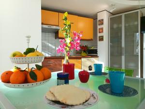 A kitchen or kitchenette at Casa al Mare con Giardino Privato