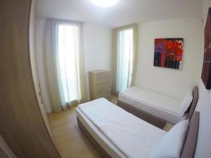 カオルレにあるCa dell'Angelo - Agenzia Cocalの小さな客室で、ベッド2台、窓が備わります。