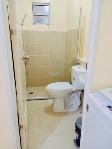 une salle de bain avec toilettes et douche dans l'établissement Coho The Hermosa - Staycation Studio Unit and Balcony View with Swimming Pool and Open Court access, à Manille