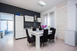 Kuchyň nebo kuchyňský kout v ubytování House KALA