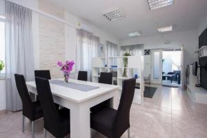 TV a/nebo společenská místnost v ubytování House KALA