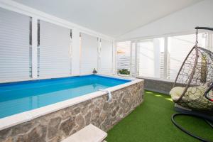 Bazén v ubytování House KALA nebo v jeho okolí