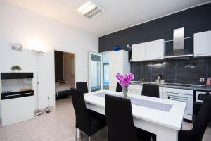Kuchyň nebo kuchyňský kout v ubytování House KALA