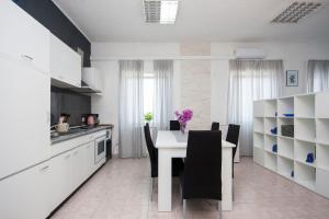 Kuchyň nebo kuchyňský kout v ubytování House KALA