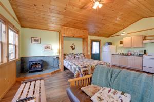 Η κουζίνα ή μικρή κουζίνα στο Secluded Nantahala Gone Hunting Cabin with Hot Tub