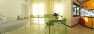 A kitchen or kitchenette at Casa al Mare con Giardino Privato Még 37 kép