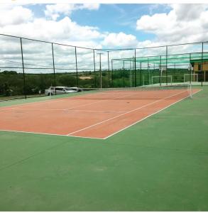 einen Tennisplatz mit einem Netz darüber in der Unterkunft Flat no Winterville em Gravata in Gravatá