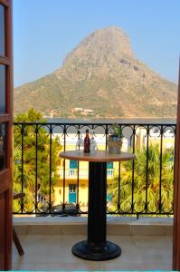 un tavolo su un balcone con una montagna sullo sfondo di Vouros Palace a Masouri