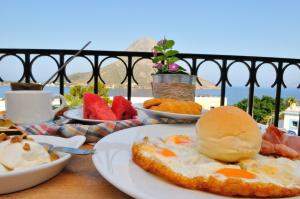 Opțiuni de mic dejun disponibile oaspeților de la Vouros Palace