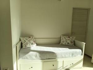 A bed or beds in a room at Casa al Mare con Giardino Privato