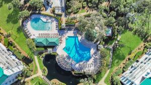 eine Luftaufnahme eines Swimmingpools in einem Resort in der Unterkunft 3105 Windsor Court South Oceanfront Luxury 2 BR condo Pool Bike Paths Golf Courses in Hilton Head Island