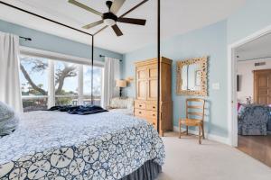 ein Schlafzimmer mit Bett und Deckenventilator in der Unterkunft 3105 Windsor Court South Oceanfront Luxury 2 BR condo Pool Bike Paths Golf Courses in Hilton Head Island + 26 Fotos