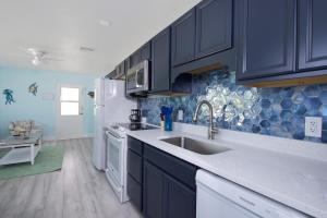 Kuchyň nebo kuchyňský kout v ubytování MT Under the Sea #4 by Sun Palace Vacations