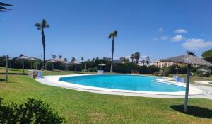 Bazén v ubytovaní Apartamento en urbanización de primera linea de playa, Atlanterra Zahara de los Atunes alebo v jeho blízkosti