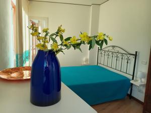 A bed or beds in a room at Casa al Mare con Giardino Privato