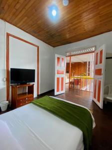 TV a/nebo společenská místnost v ubytování Hostal Arraigo casa colonial