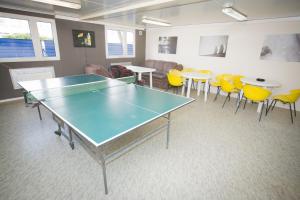 um quarto com uma mesa de pingue-pongue e cadeiras em Hostel Metro em Varsóvia