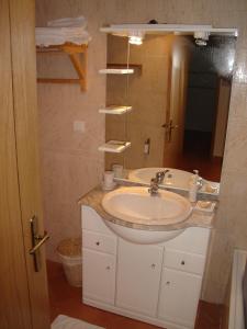 y baño con lavabo y espejo. en Caesar Apartment, en Lagos