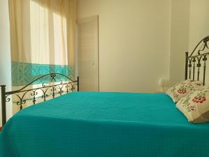 A bed or beds in a room at Casa al Mare con Giardino Privato