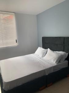 En eller flere senge i et værelse på Cómodo Apartaestudio