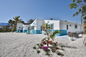 フォートマイヤーズビーチにあるMermaid Tales 2BR #3 and #4 by Sun Palace Vacationsのヤシの木と花の家