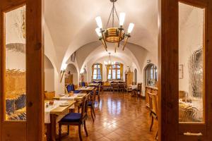 a dining room with tables and chairs and a chandelier at Apartment "Bergmann" für 2 Gäste 45 m2 - Direkt im Zentrum in Schneeberg