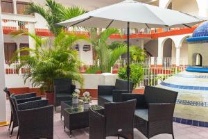 Bazén v ubytování Hotel Encino Malecón Centro Puerto Vallarta nebo v jeho okolí