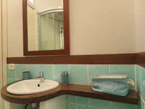 A bathroom at Casa al Mare con Giardino Privato