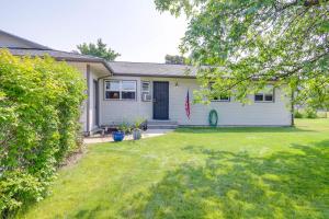 una casa blanca con una bandera en un patio en 2 Mi to Dtwn Missoula Duplex with Fenced Yard, en Missoula