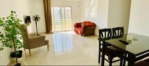 ein Wohnzimmer mit einem Tisch und einem Stuhl in der Unterkunft Hotel in Madinaty