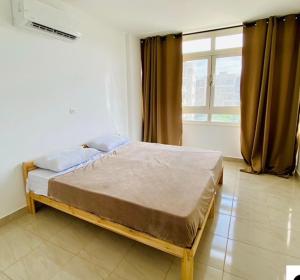 ein Bett in einem Zimmer mit Fenster in der Unterkunft Hotel in Madinaty