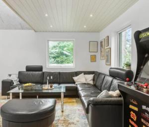 Гостиная зона в Pool activity house for 16 people