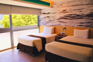 two beds in a room with a painting on the wall at Palmetto Hotel Business San Borja in Lima +31 photos